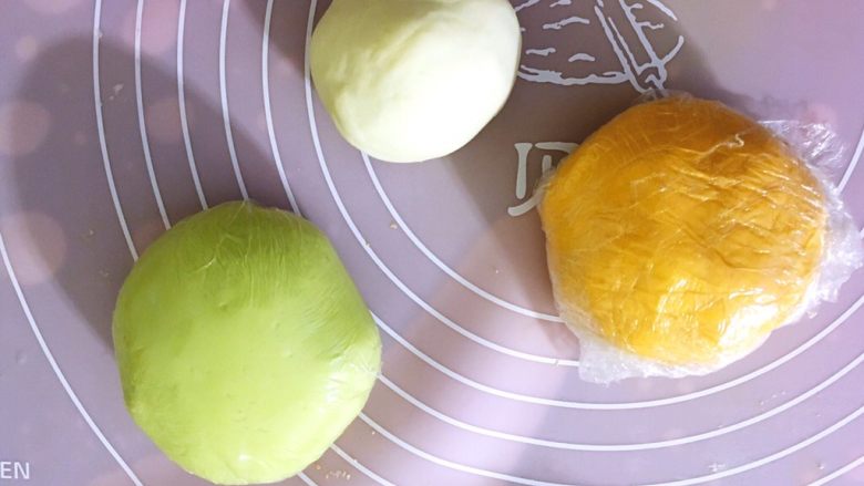 早餐+蝴蝶面 宝宝营养食谱,将胡萝卜汁用滤网过滤汁加入面粉中,加入适量盐,和好面团,另外50g面粉兑<a style='color:red;display:inline-block;' href='/shicai/ 156925'>水</a>25g和好面团,所有面团揉成光滑保鲜膜包住醒面30分钟
