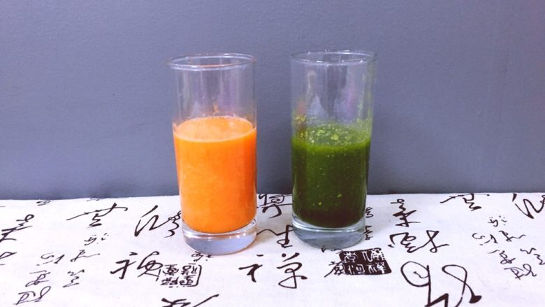 早餐+蝴蝶面 宝宝营养食谱,用榨汁机将胡萝卜,生菜分别榨成汁装好