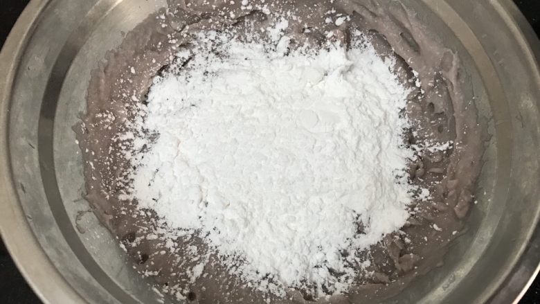 多彩Q弹的芋圆~越嚼越过瘾,加入木薯粉,(任何粉也代替不了这口感哟,所以不要考虑其他粉类了)不要一次性全加入,慢慢分次加入,我这300g的<a style='color:red;display:inline-block;' href='/shicai/ 6566'>芋泥</a>,用了200g的粉刚好