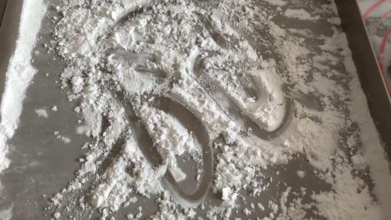 多彩Q弹的芋圆~越嚼越过瘾,盘子底撒点木薯粉,以防沾粘