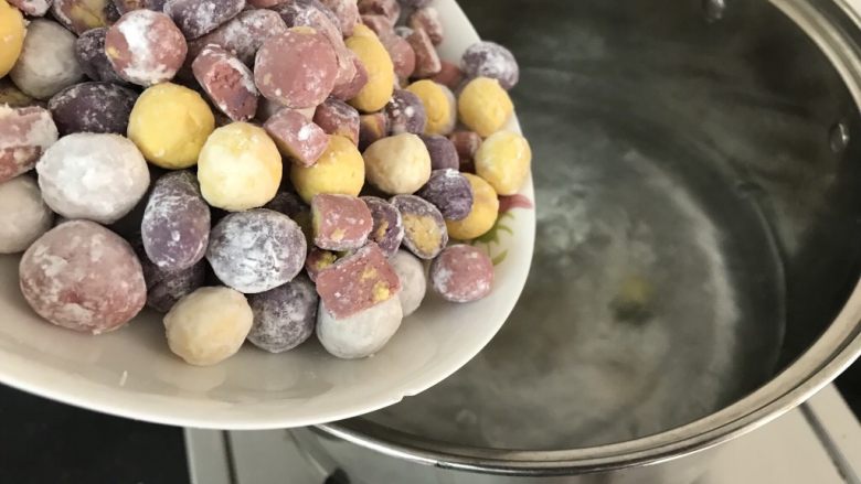 多彩Q弹的芋圆~越嚼越过瘾,再煮一锅水,水开后,把芋圆倒入开水里