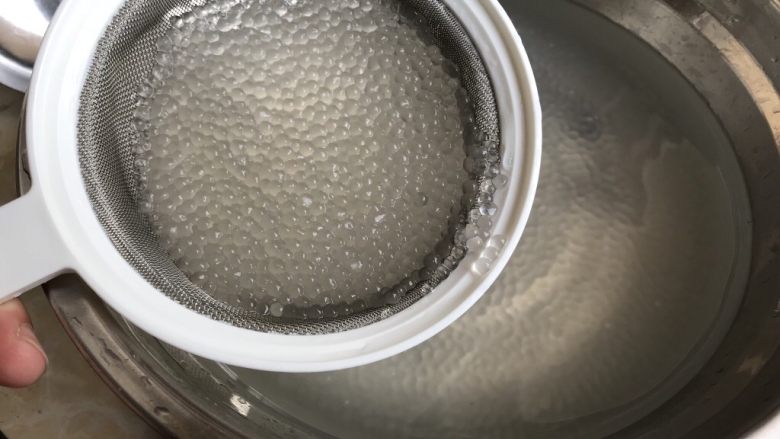 多彩Q弹的芋圆~越嚼越过瘾,全透明时捞出来泡进凉开水里备用,一定要过凉开哟,这样西米才会Q弹不软烂
(详细做法可以参考前面芒果西米露的菜谱)