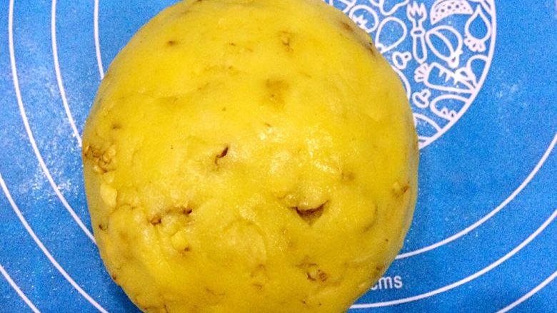 玉米油版核桃酥,搅匀成光滑的面团,静止10分钟。烤箱预热180度10分钟