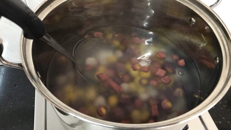 多彩Q弹的芋圆~越嚼越过瘾,稍微轻轻搅拌,以免粘在一起