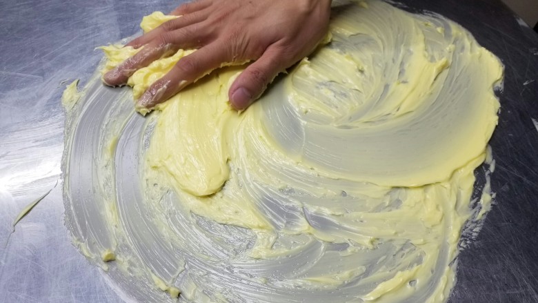 糖霜饼干底的制作方法,把黄油放在手掌下面,用手掌画圈,揉发黄油,直到黄油稍稍变白。当然这一步骤可以用打蛋器打发黄油。