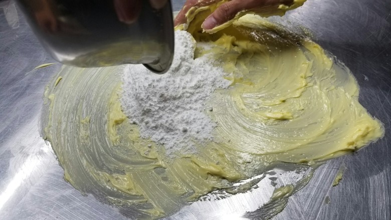 糖霜饼干底的制作方法,加入糖粉,继续拌匀,直至看不见糖粉。糖粉不能用砂糖代替,因为延伸度不一样