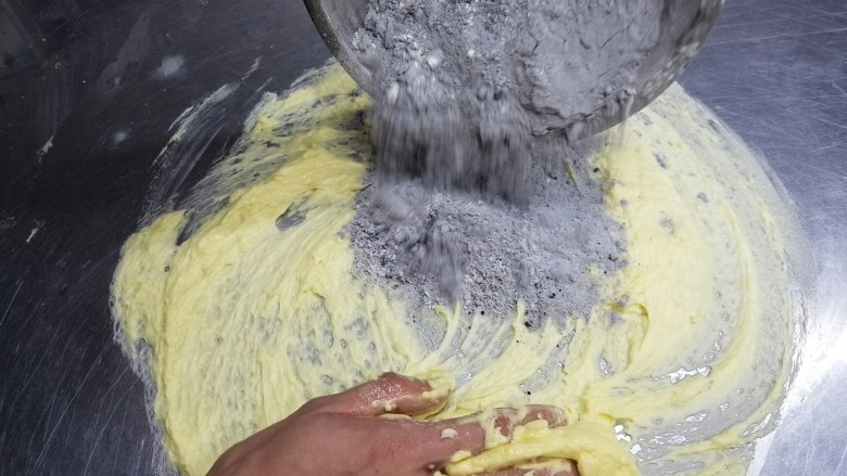 糖霜饼干底的制作方法,这是混合了10g的黑可可粉。加入黄油糊中,拌匀,直至看不见粉类即可。切勿搅拌过度。搅拌过度会膨胀,饼干不平整。