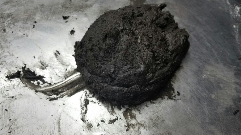 糖霜饼干底的制作方法,拌均匀后,把面团装在保鲜膜里,放冰箱冷冻,2小时以后可以使用。面团可以提前做好冻在冰箱里,用的时候拿出来,用多少切多少下来。冷冻的面团可以保质期一个月。