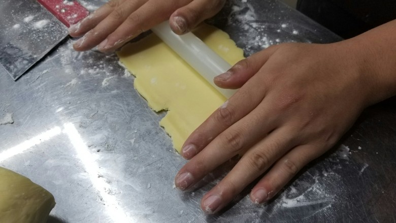 糖霜饼干底的制作方法,从冰箱里拿出的面团有点硬,室温软化一会,就可以擀开,用擀面杖擀成0.3cm厚度的面皮