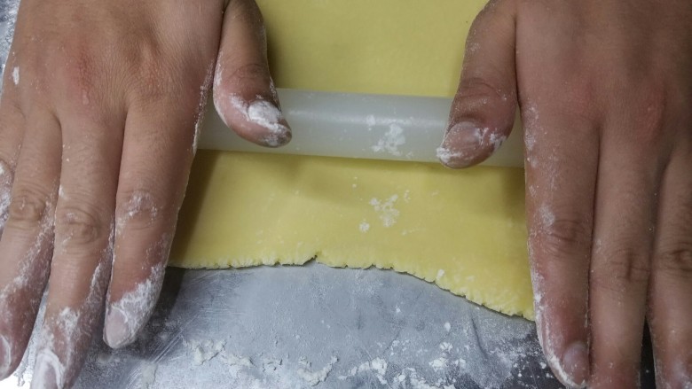 糖霜饼干底的制作方法,工作台面要撒上面粉,这样面皮就不会太粘