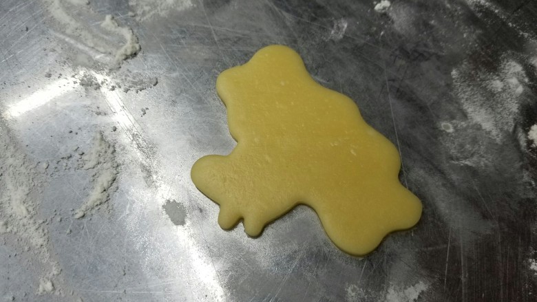 糖霜饼干底的制作方法,切好的面皮,用铲刀铲在黄金烤盘里,因为没烤好的饼干比较软,容易拿变形。