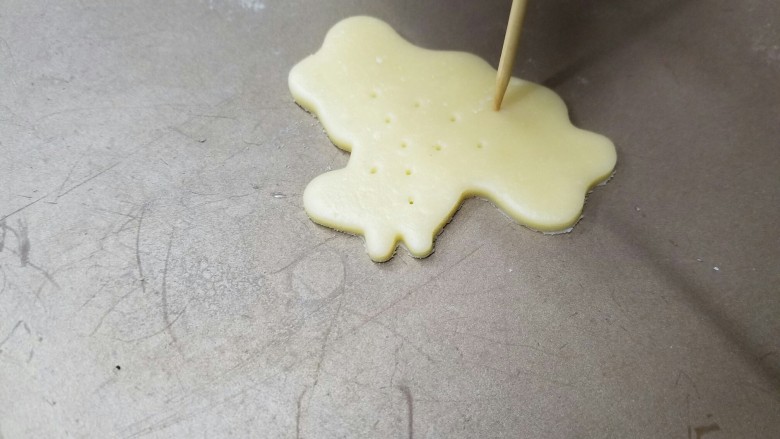 糖霜饼干底的制作方法,用牙签扎些孔,免得饼干会膨胀鼓起来。