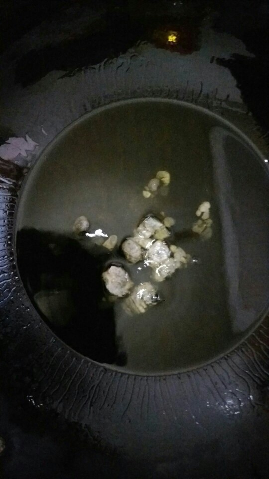 糖醋排骨,锅里加入植物油，开小火，待油温七成热的时候放入冰糖，轻轻敲打、搅动，使糖受热均匀。如果想让糖化得更快些可以在入锅前敲碎。小火熬糖，重要的事情说三遍！