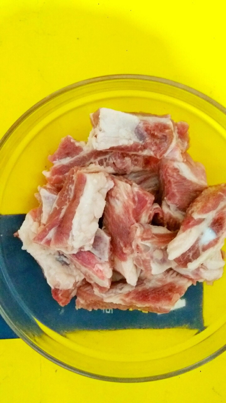 糖醋排骨,泡好后的精排用吸水纸吸干上面的水分，待用。