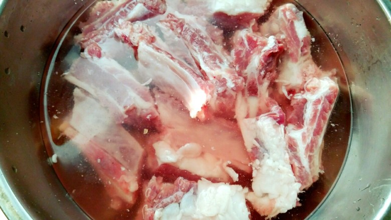 糖醋排骨,将森林猪排用冷水冲洗干净，直到看不到血水渗出。再在冷水中浸泡十五分钟左右，不必打水焯了。