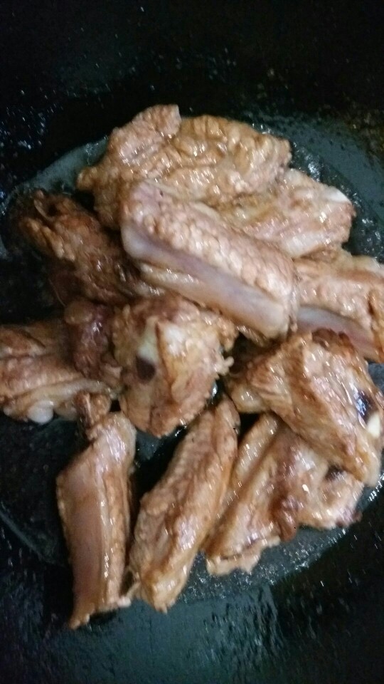 糖醋排骨,待糖熬成了焦糖色后，将排骨倒入锅中，翻炒。
