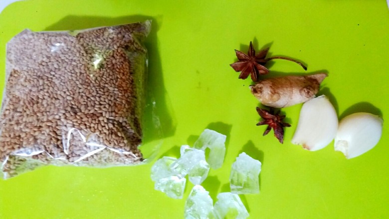 糖醋排骨,备料：<a style='color:red;display:inline-block;' href='/shicai/ 866'>冰糖</a>、<a style='color:red;display:inline-block;' href='/shicai/ 37'>姜</a>、蒜瓣、<a style='color:red;display:inline-block;' href='/shicai/ 695'>八角</a>、<a style='color:red;display:inline-block;' href='/shicai/ 678'>白芝麻</a>