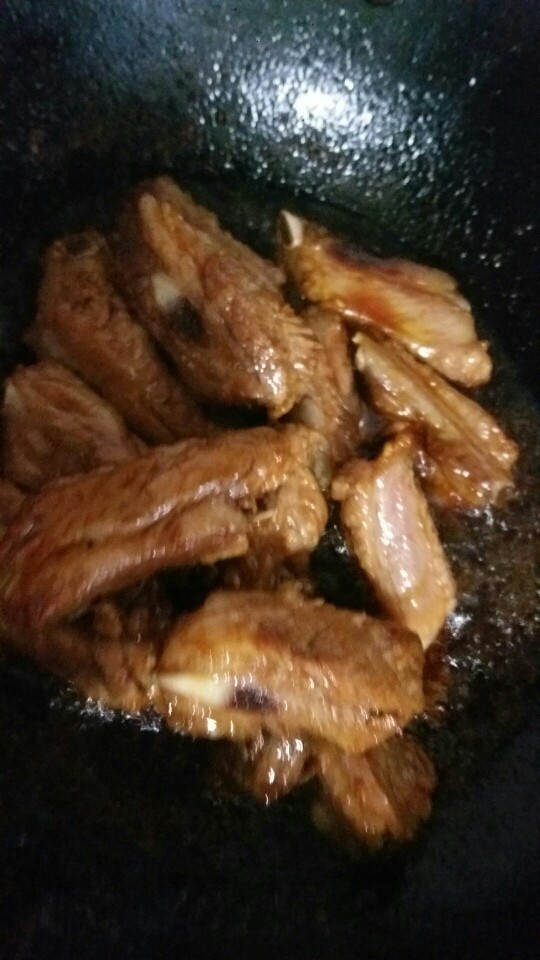 糖醋排骨,待排骨上色均匀后加入<a style='color:red;display:inline-block;' href='/shicai/ 718'>料酒</a>、蒜瓣、鸡精、香醋、盐，加入适量的水后放入八角。