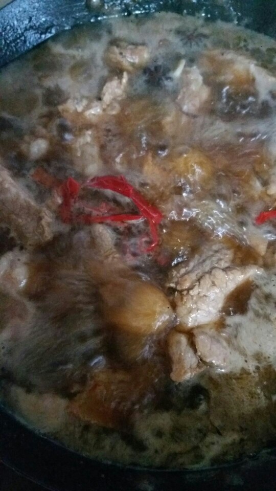 糖醋排骨,大火烧开后改小火慢炖。