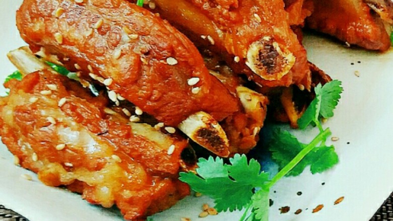 糖醋排骨,汤汁渐渐收干，盛盘，撒上白芝麻，大功告成