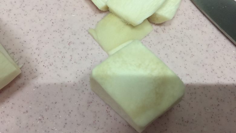 鲍汁杏鲍菇,边边切开,切成长方行