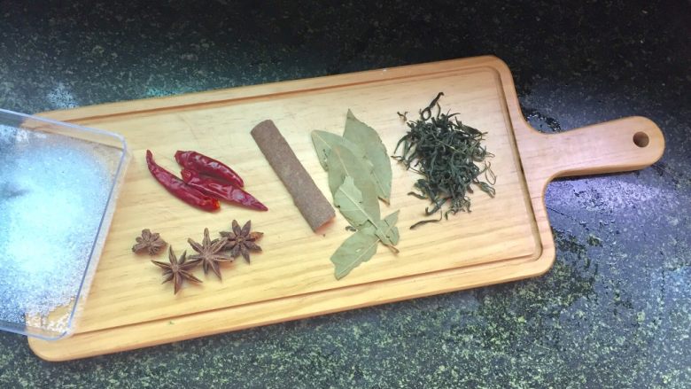 一碗红烧猪蹄,先准备好配料,主要香料就是这几种。