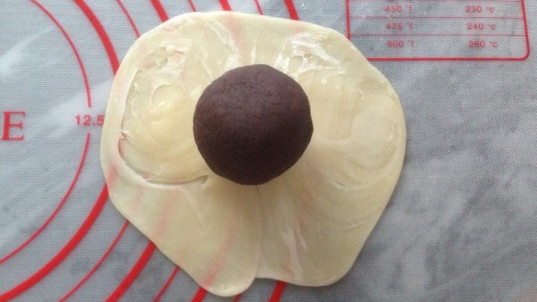植物油版蛋黄酥,擀成圆形面片,中间放入馅料