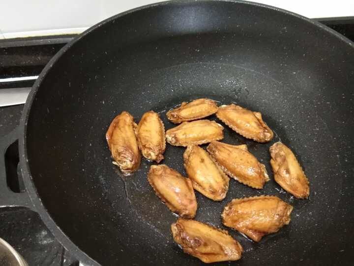 香煎黑椒鸡中翅,油热转小火,把鸡中翅拍放进锅里,皮厚的那面先煎