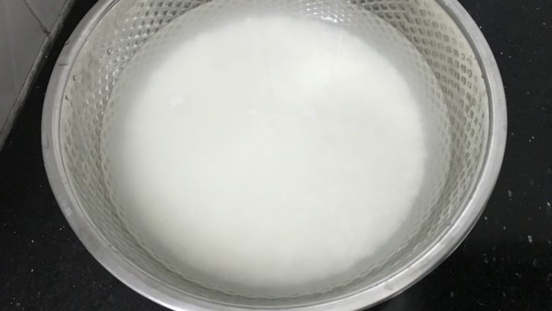蒸腊味糯米饭,<a style='color:red;display:inline-block;' href='/shicai/ 498'>糯米</a>提前一晚洗干净,泡水过夜