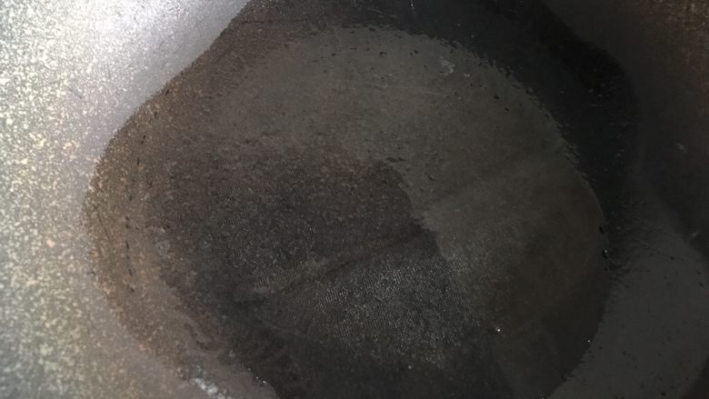 黑椒手撕杏鲍菇,锅中烧热,放入油