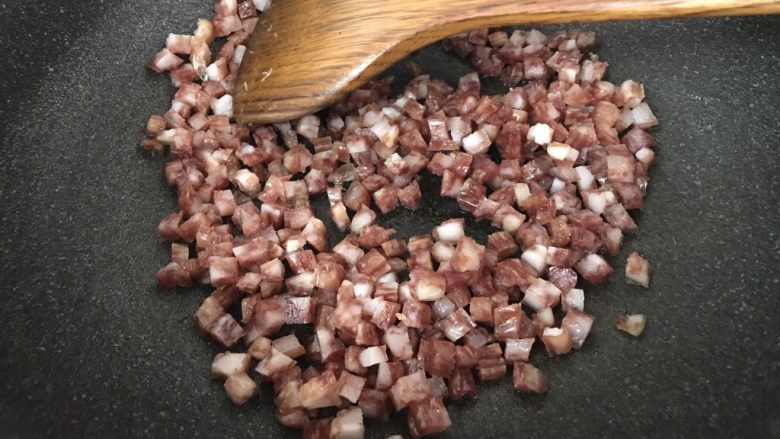 蒸腊味糯米饭,然后倒入腊肠炒制,不要再放油了,因为腊肠会炒出很多油的