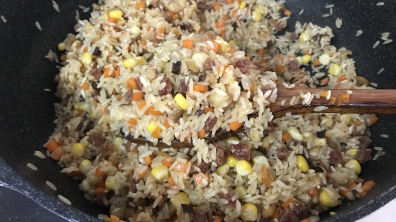 蒸腊味糯米饭,翻炒2到3分钟,糯米呈半透明状