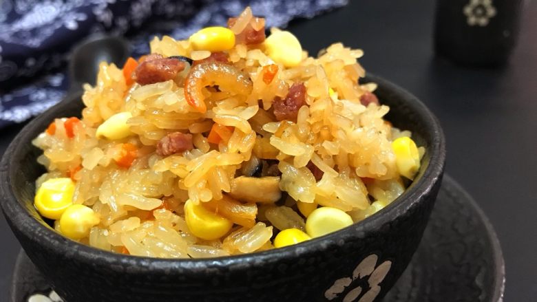 蒸腊味糯米饭,出锅盛出,美丽极了!
颗粒分明,带点嚼劲,腊味香,海味鲜~简直不能再美了