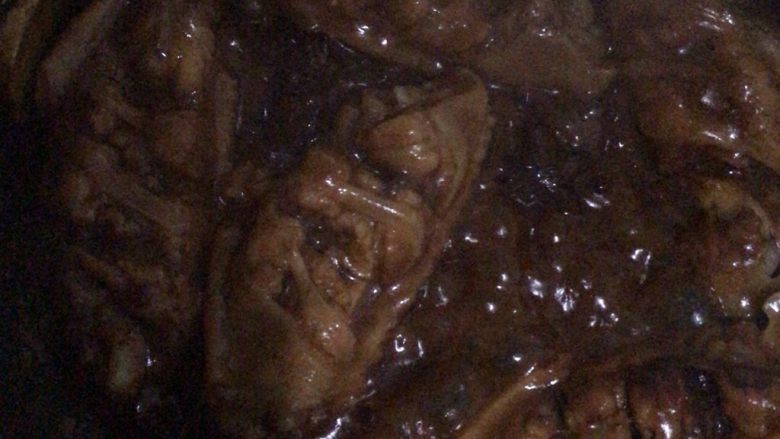 工作便当🍱1
,首先加入香叶,八角爆香,再加入鸡翅。