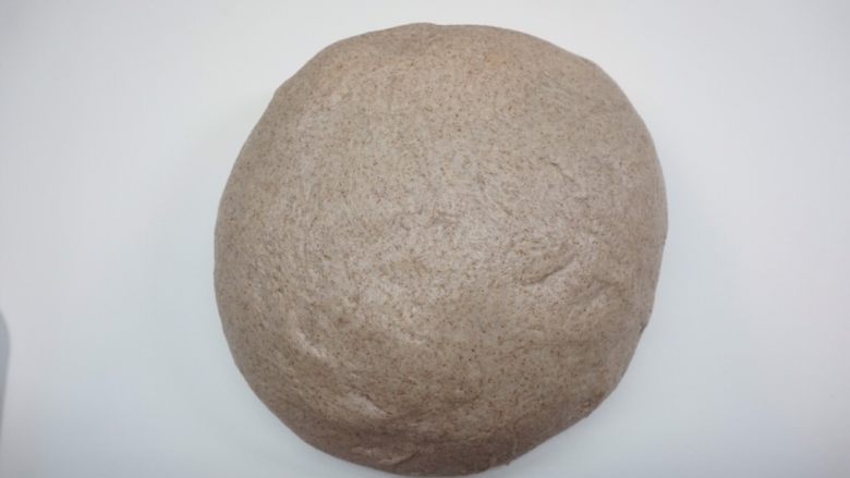 麦麸坚果吐司,机器揉好取出,用手再揉一下,摔打几下效果会更好哦