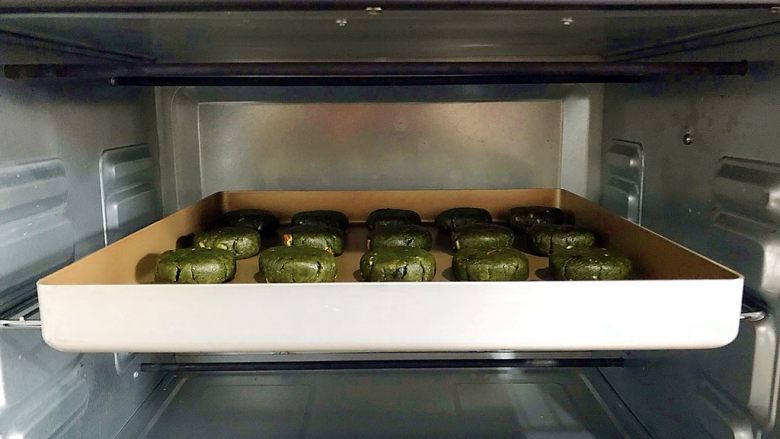 抹茶坚果一口酥,放入预热好的烤箱,上下烤,中层,180度,20分钟!
想要更脆一点的,烤完后不要马上拿出来,再焖3~5分钟!