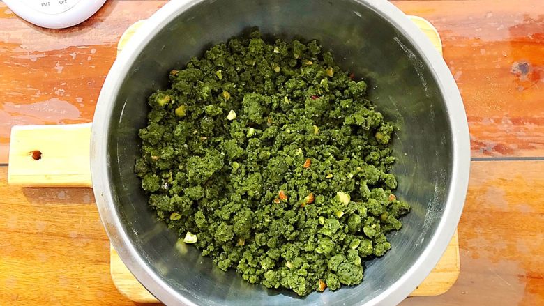 抹茶坚果一口酥,处理好之后应该是这样子的,有点散,不要紧的,捏几下就可以抱团的!