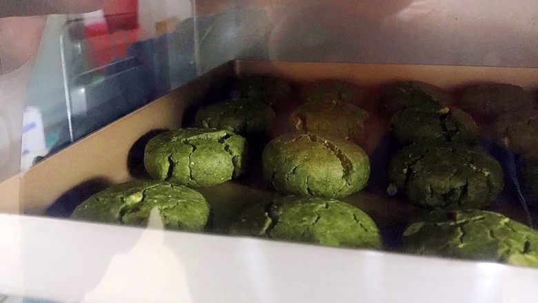 抹茶坚果一口酥,烤至表面稍稍开裂,就要留意看着烤箱了,以免烤糊!