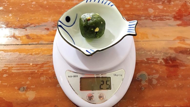 抹茶坚果一口酥,抓一把,捏几下,分成25g一个!