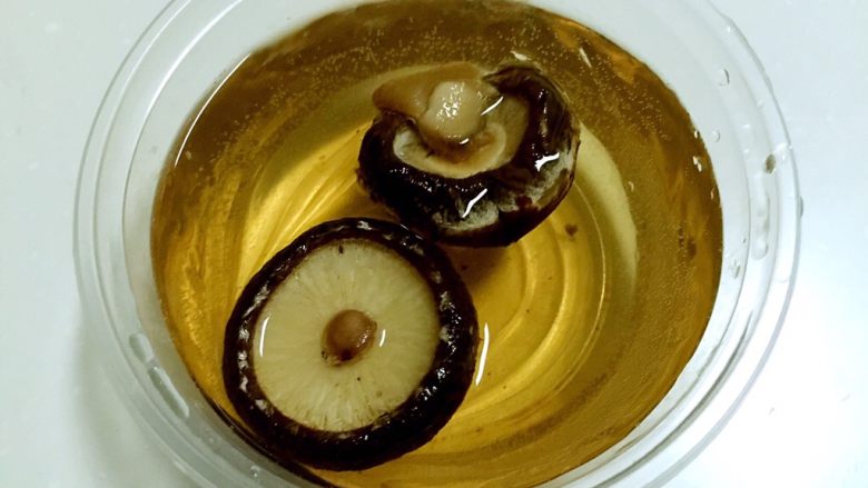 腊肠煲仔饭,香菇提前泡发(泡了两朵,实际上只用了一朵)。