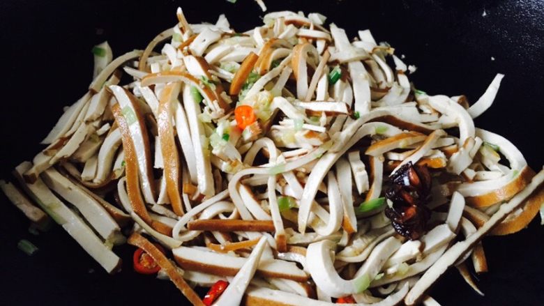 #绿色美食# 韭菜肉丝香干小炒,调至中火,注意翻炒香干丝避免粘锅。
