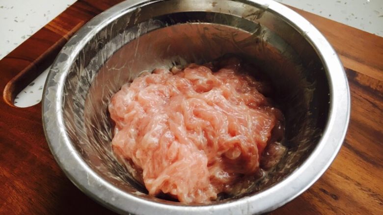 #绿色美食# 韭菜肉丝香干小炒,把它们调至粘稠,腌制5分钟左右。