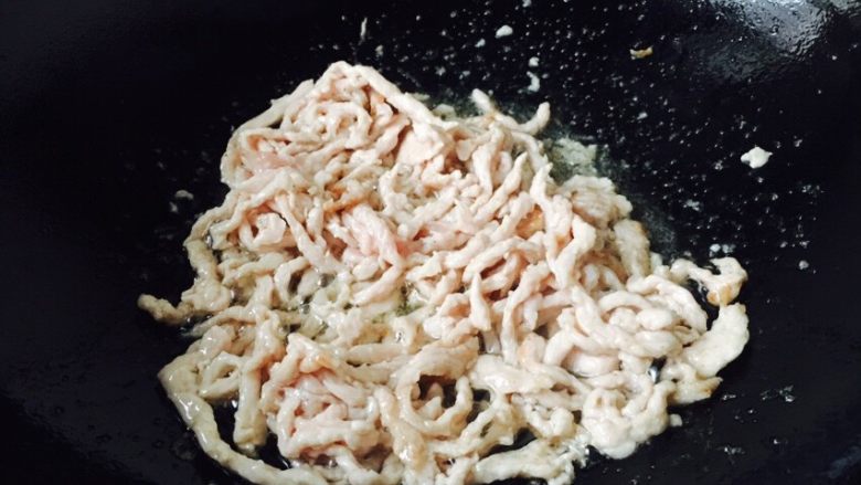 #绿色美食# 韭菜肉丝香干小炒,划炒至肉丝变色,盛出备用。