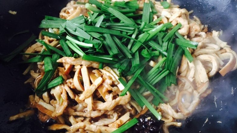 #绿色美食# 韭菜肉丝香干小炒,放入韭菜段,翻炒均匀。