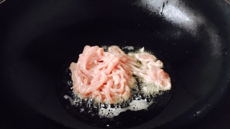 #绿色美食# 韭菜肉丝香干小炒,当油温5~6成热时,放入肉丝。