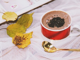 冬喝暖饮夏吃冰~香蕉巧克力芝麻奶饮