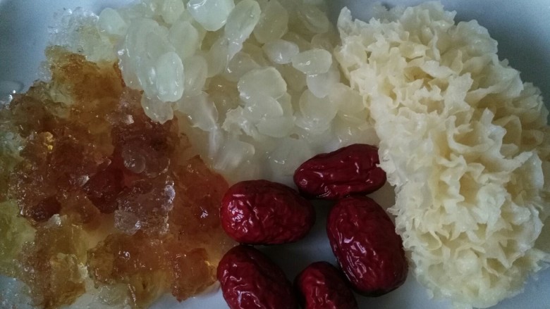 雪莲子桃胶银耳羹,把浸泡的这几种食材冲洗干净,加上几颗<a style='color:red;display:inline-block;' href='/shicai/ 2470'>红枣</a>。