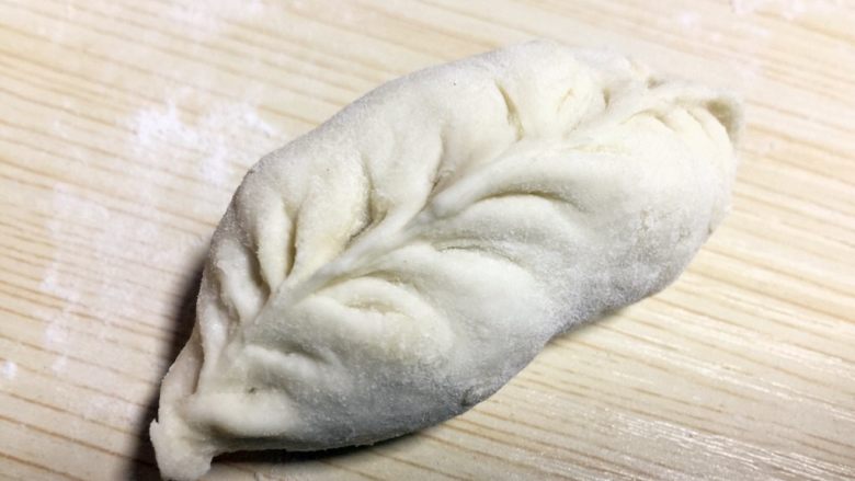 青汁白菜包,鱼尾的,饺子也可以这样包的,这样包皮不会太厚,吃起来更爽口