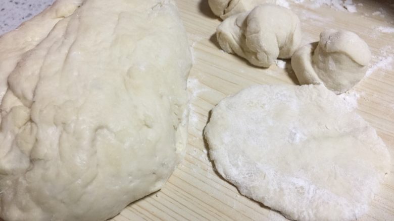青汁白菜包,拧成一个小团,然后用手擀面,因为家里没有擀面棒,所以只有将就用手了