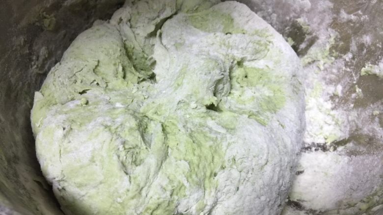 青汁白菜包,搅拌均匀,加适量的水和面,注意不要太稀